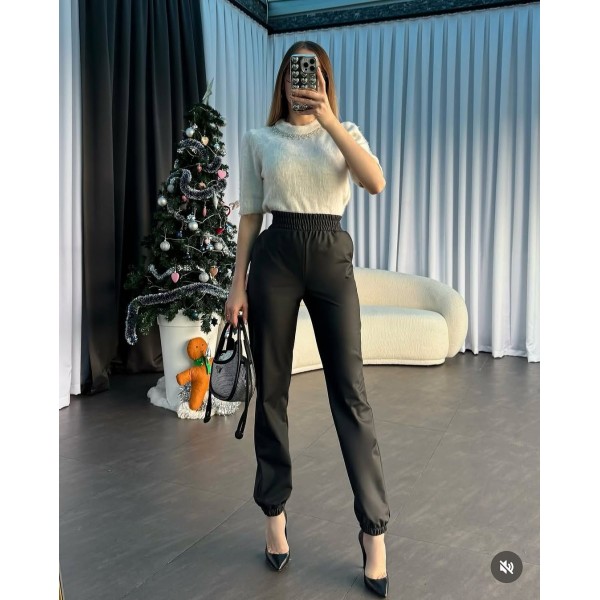 Kırçıllı Dokuda Aksesuar Detaylı Bluz
