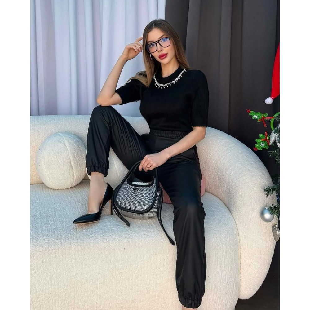 Kırçıllı Dokuda Aksesuar Detaylı Bluz